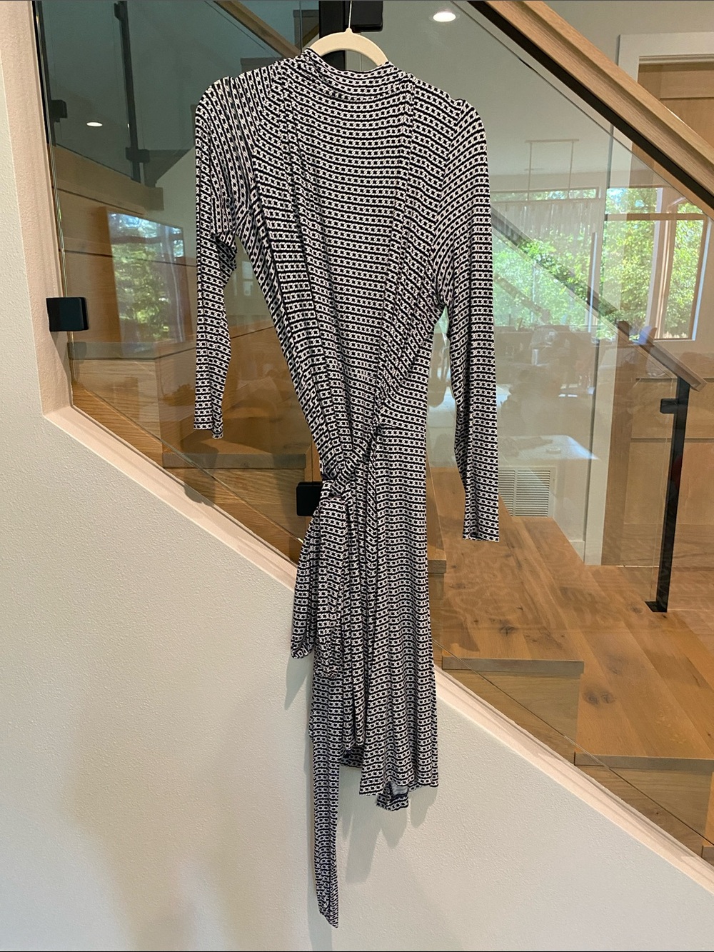 Banana Republic Navy and White Chain-Pattern wrap dress - Picture 5 of 5